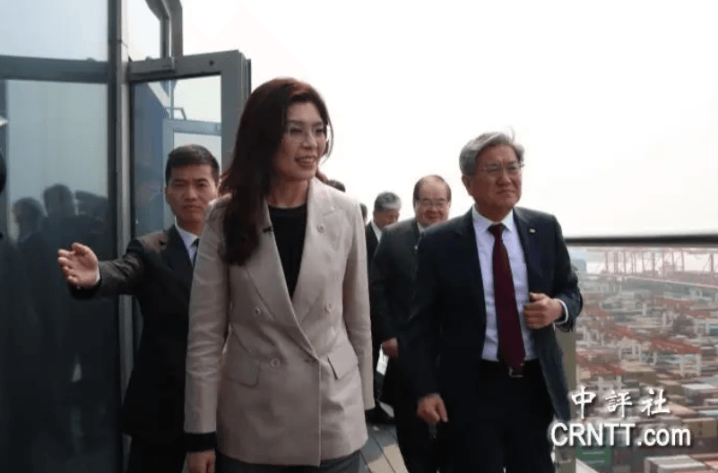 郑丽文访上海洋山港:两岸定会担起和平使命