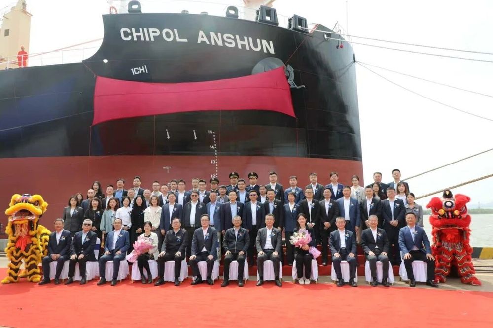 75周年献礼!中波公司两艘6.35万吨新散货船入列,“散杂兼营”驶入快车道